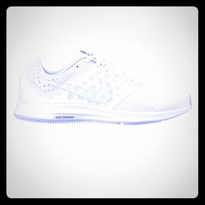 Nike Womens Downshifter 7 - NWT